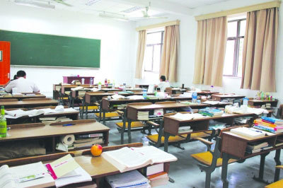 开学第二天,自习室的座位已被占光。